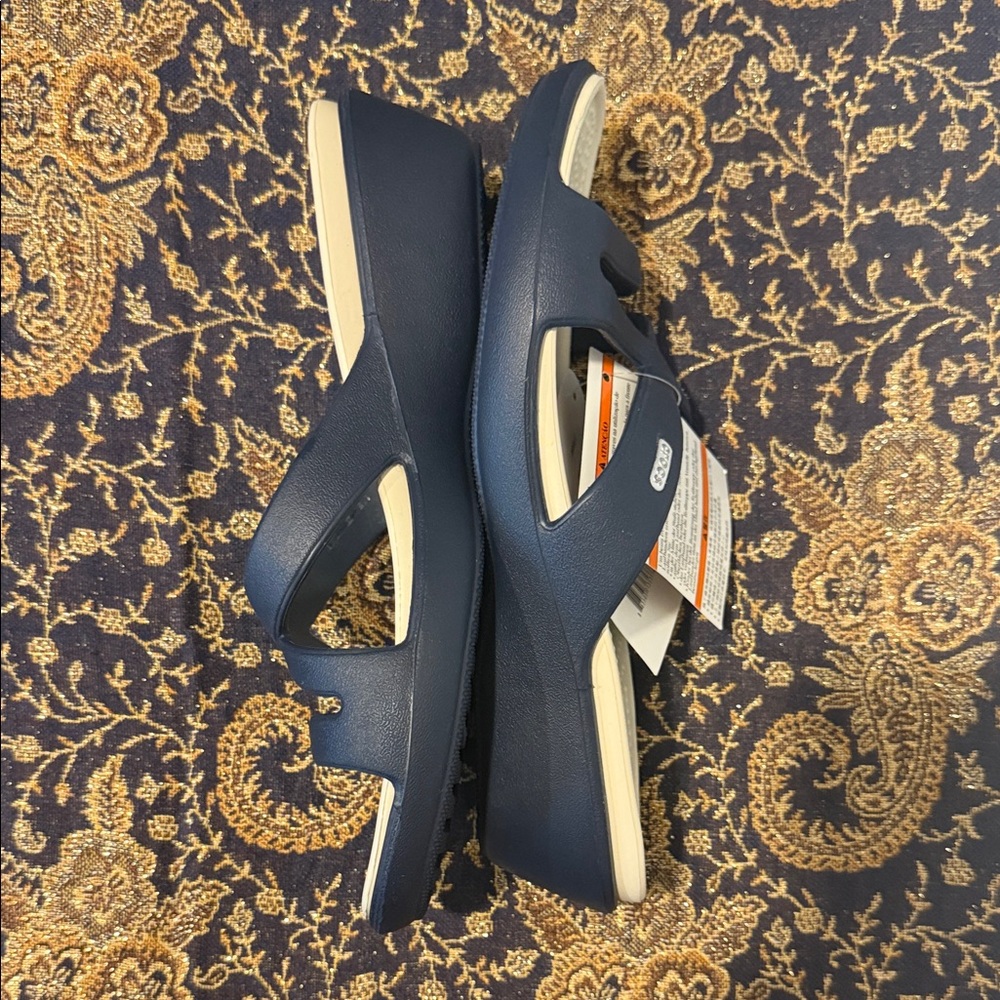 New CROCS Navy Patricia II Sandals, size 10 (C9) - Picture 2 of 4